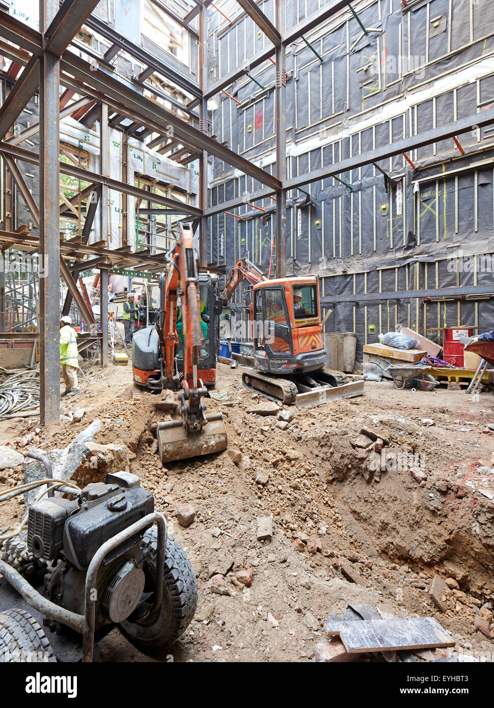 Sito in costruzione-seminterrato scavo. Commerciale del portafoglio azionario (continua), na, Regno Unito. Architetto: na, 2015. Foto Stock