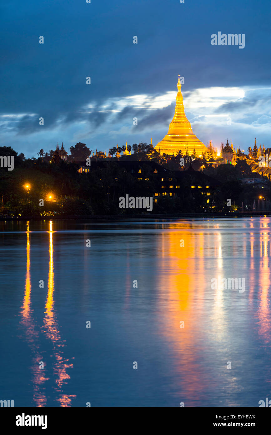 Golden stupa principale al crepuscolo, chedi, Shwedagon pagoda, Lago Kandawgyi, Kandawgyi Natura Park, Yangon o Rangoon, Regione di Yangon Foto Stock