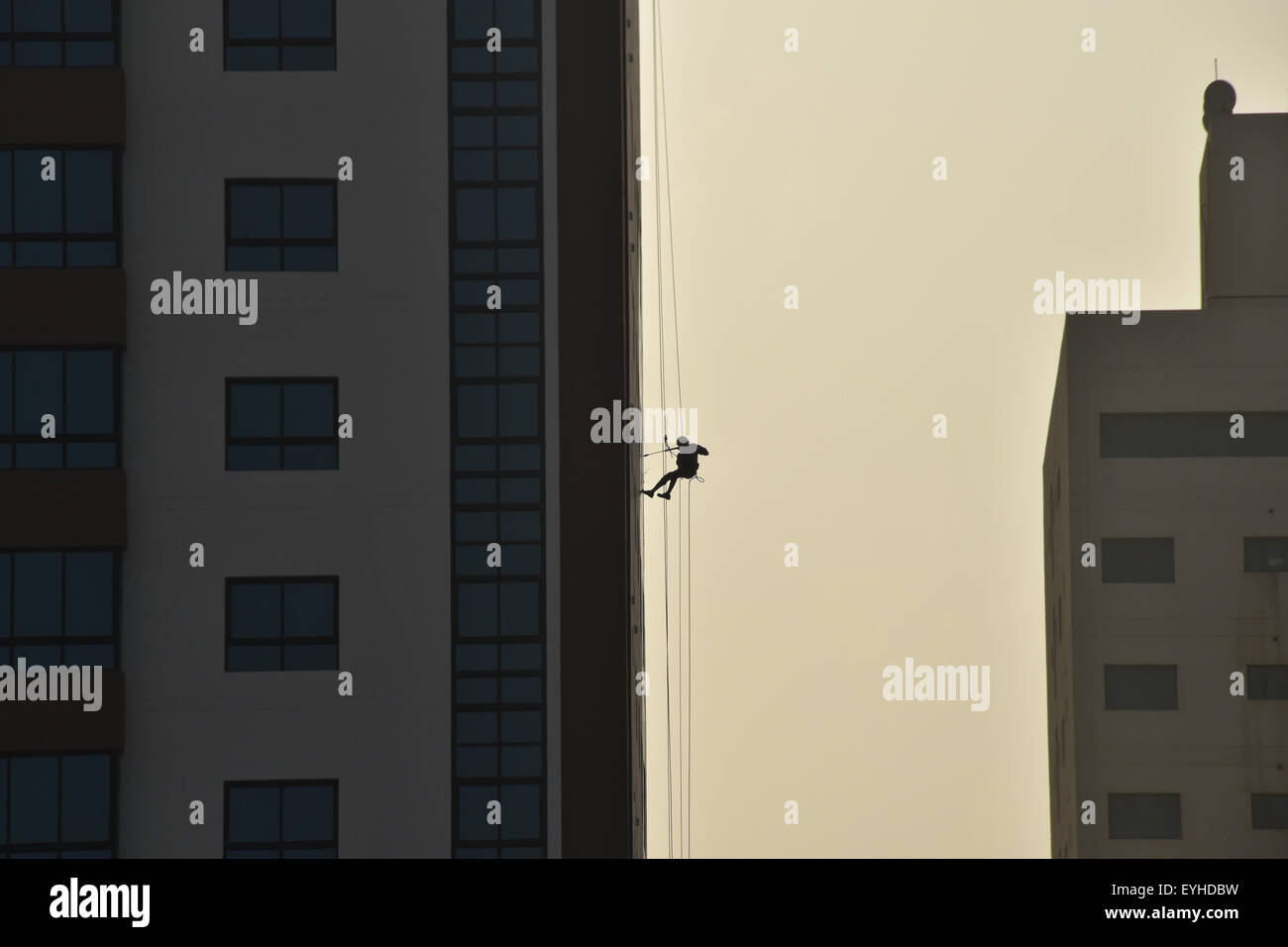 Finestra di costruzione del detergente per vetri al lavoro Foto Stock