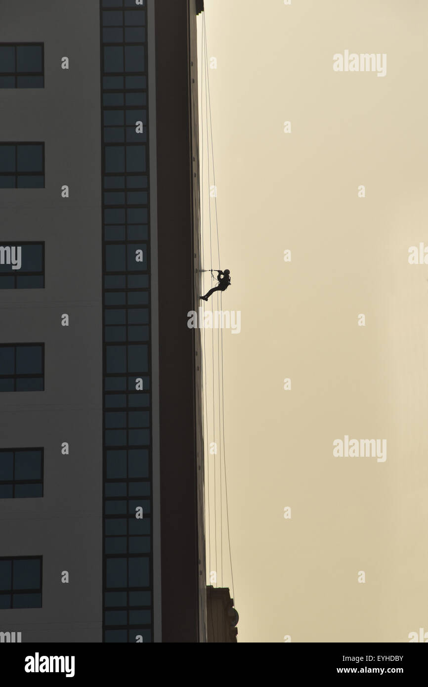 Finestra di costruzione del detergente per vetri al lavoro Foto Stock