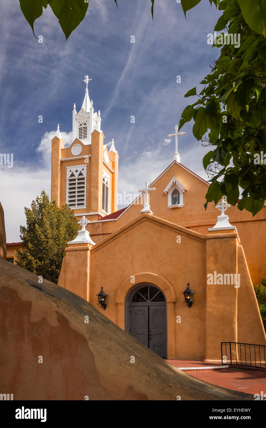 Il San Felipe de Neri chiesa parrocchiale in Old Town Albuquerque, Nuovo Messico, Stati Uniti d'America. Foto Stock