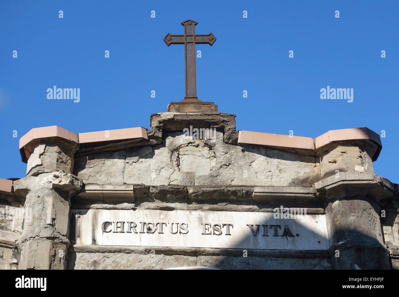 Trieste, Italia. Un iscrizione al di sopra della gate di un vecchio cimitero abbandonato legge Christus est vita - Cristo è la vita Foto Stock