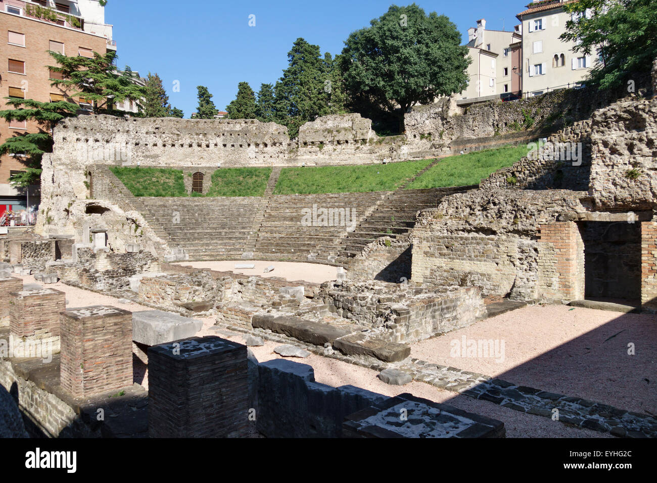 Trieste, Italia. I resti del teatro romano costruito intorno al 75 D.C. Foto Stock