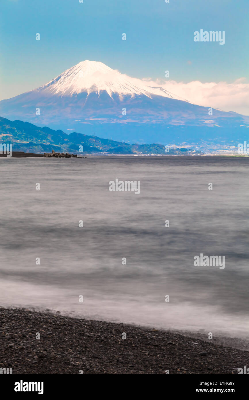 Bella Mt. Fuji con neve in cima visto da Suruga Bay, sulla costa di Shizuoka, Giappone - morbida superficie di acqua (lampada di esposizione) Foto Stock