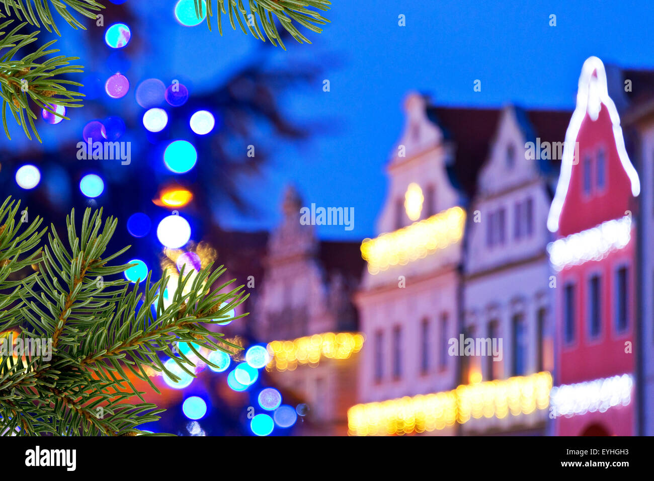Edifici con decorazione di Natale e albero di natale Foto Stock