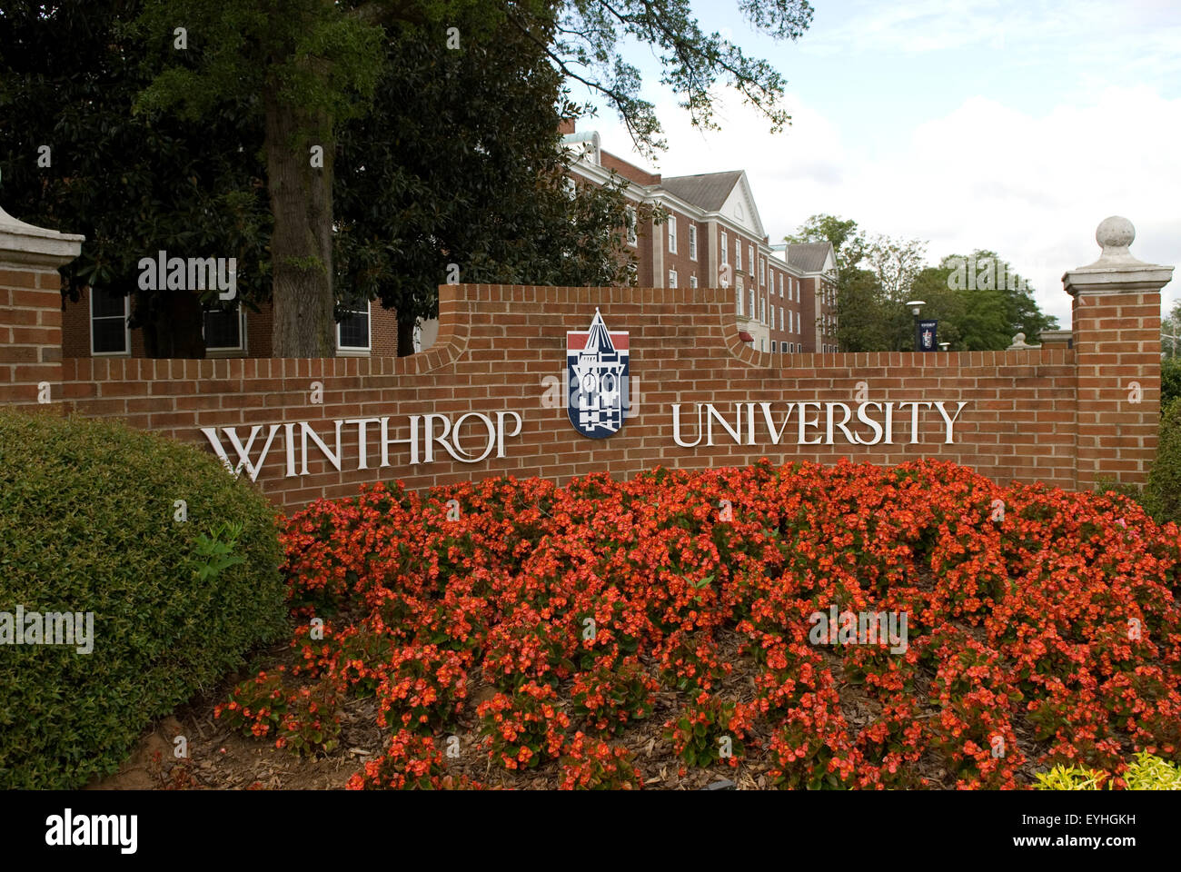 Insegna del campus della Winthrop University circondata da vegetazione e fiori a Rock Hill, South Carolina, Stati Uniti. Foto Stock