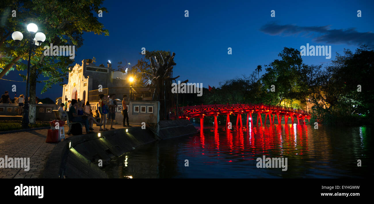 Il Huc Bridge di notte, il Lago Hoan Kiem, Hanoi, Vietnam. Foto Stock
