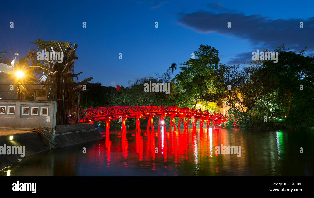 Il Huc Bridge di notte, il Lago Hoan Kiem, Hanoi, Vietnam. Foto Stock