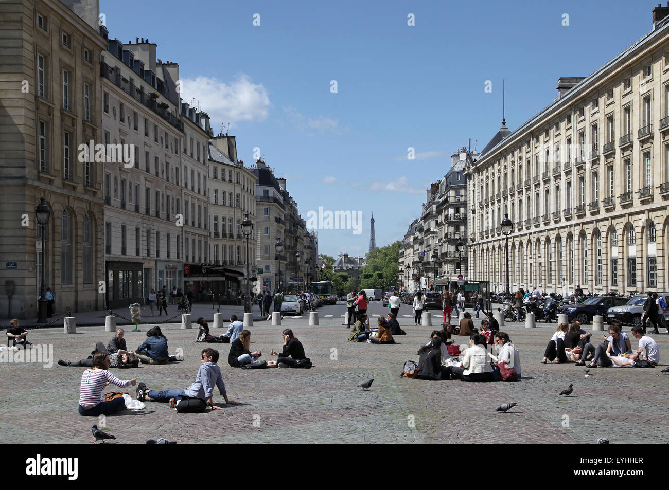 Il Panthéon, Place du Panthéon Parigi, turisti e studenti che si rilassano nel quartiere Latino di Parigi Foto Stock