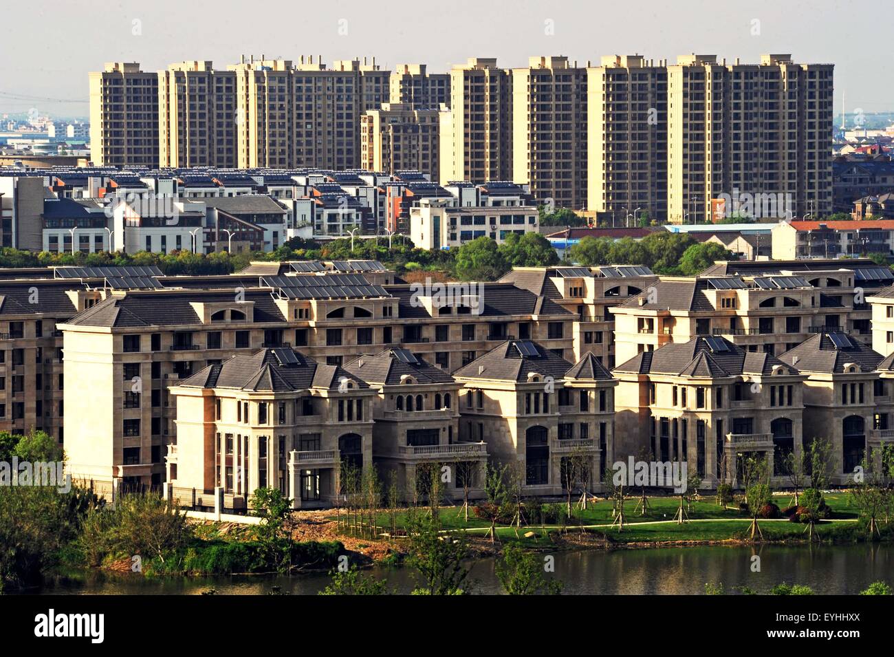 Hangzhou. 22 apr, 2015. Foto realizzata il 22 aprile 2015 illustra un progetto immobiliare nel quartiere Nanxun di Huzhou, est della Cina di Provincia dello Zhejiang. Gli acri di vendite e ricavi delle case di merce in Zhejiang erano 25,66 milioni di metri quadrati e 268.9 miliardi di yuan RMB (circa 43,3 miliardi di dollari), 49,6% e 48,5 per cento anno su anno rispettivamente nella prima metà del 2015. © Tan Jin/Xinhua/Alamy Live News Foto Stock