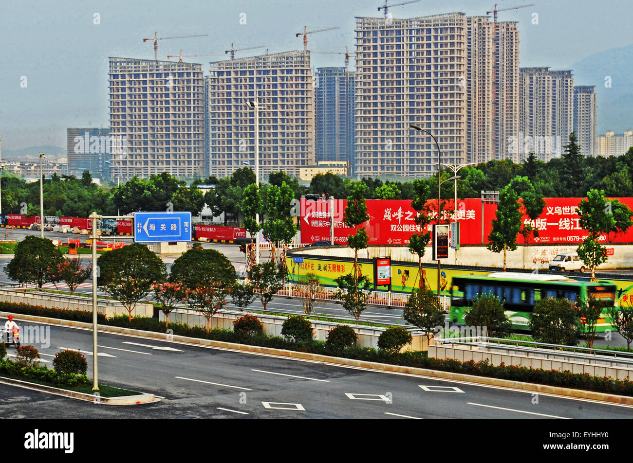 Hangzhou. 14 Luglio, 2015. Foto scattata a luglio 14, 2015 mostra un progetto immobiliare e lo sconto pubblicità in Yiwu, est della Cina di Provincia dello Zhejiang. Gli acri di vendite e ricavi delle case di merce in Zhejiang erano 25,66 milioni di metri quadrati e 268.9 miliardi di yuan RMB (circa 43,3 miliardi di dollari), 49,6% e 48,5 per cento anno su anno rispettivamente nella prima metà del 2015. © Tan Jin/Xinhua/Alamy Live News Foto Stock