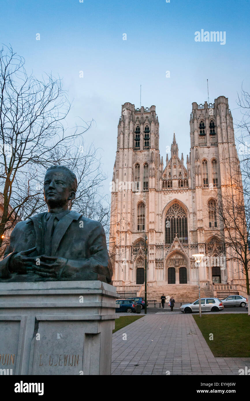 Cattedrale di San Michele e Santa Gudula e King Baudouin statua, Bruxelles Foto Stock