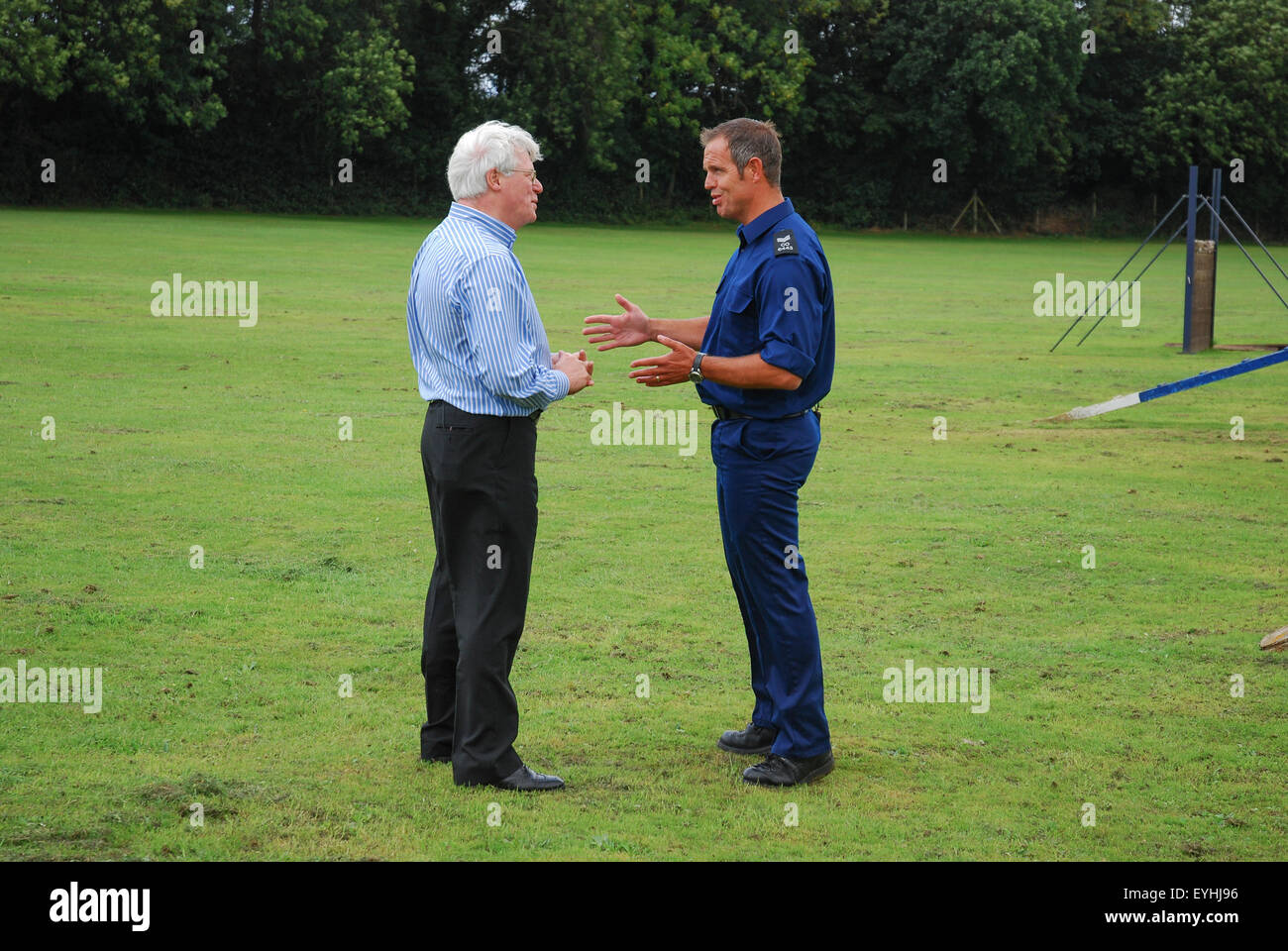 La televisione presentatore John Craven interviste sergente Ian Craven presso la Polizia Metropolitana di addestramento del cane stabilimento, Keston. Foto Stock