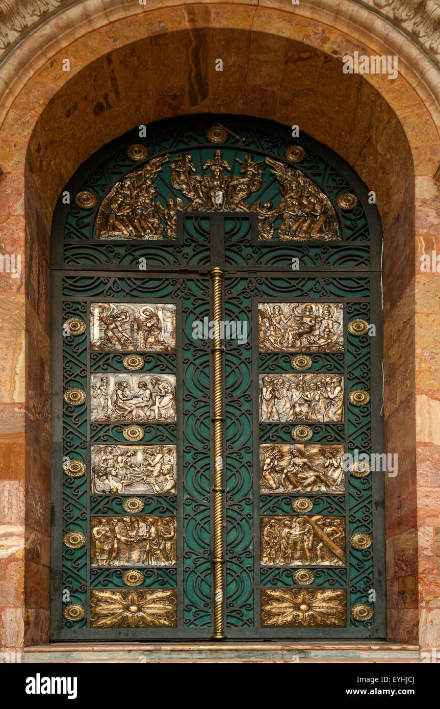 La porta principale per la nuova cattedrale, Cuenca, Ecuador Foto Stock