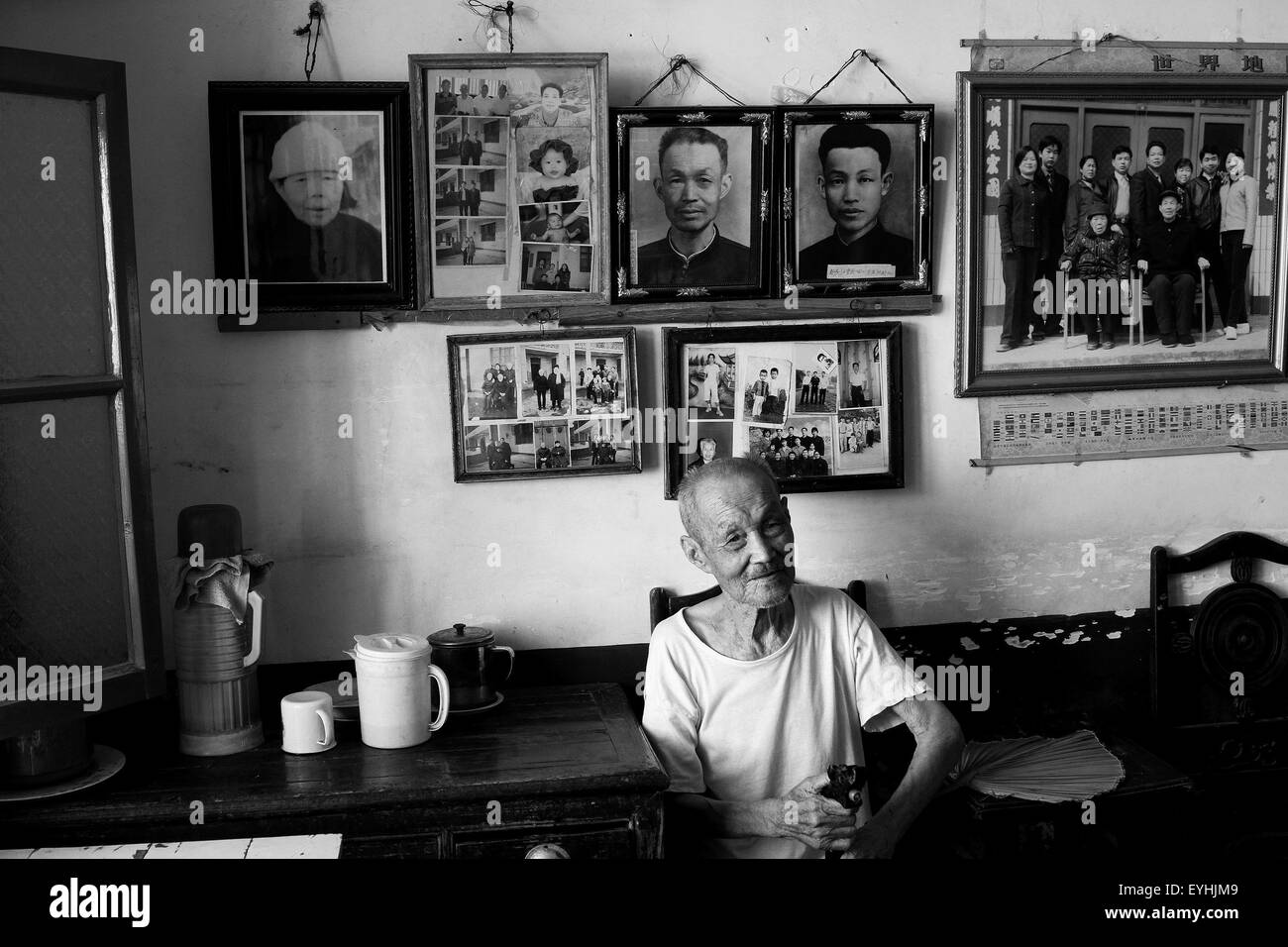 Agosto 4, 2013 - CHN - Cina - 4 Agosto 2013: (solo uso editoriale. Cina OUT)(PREZZO MINIMO: 100 USD) Cao Xinmin: maschio, nato nel 1914, vive a Yueyang ,Hunan. Egli fu inviato alla società di consegna di esercito di disposizioni 29 magazzino Corp rivoluzione nazionale esercito di Wanxian Sichuan per essere un sergente personale dovuta alla coscrizione. Poi ha trasformato in un secondo tenente supercargo. Ãˆ stato 70 anni dopo la Seconda Guerra Mondiale si è conclusa e il giappone si arrese senza condizioni il 15 agosto 1945, ma non sapete come abbiamo guadagnato la pace e che tipo di storie dietro questi apparentemente odinary senior che passano da o Foto Stock