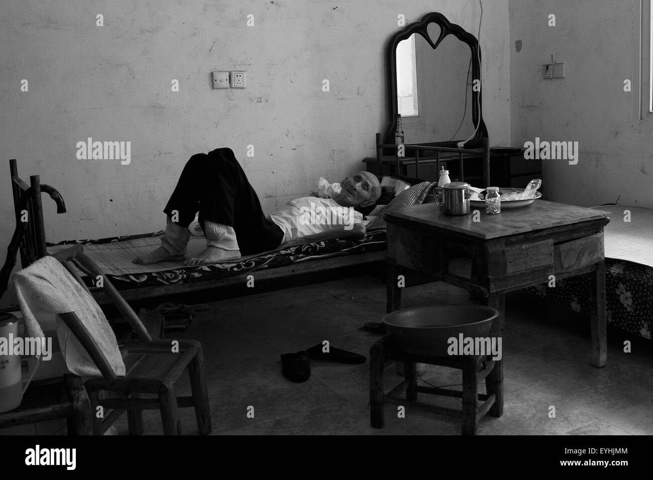 Agosto 4, 2013 - CHN - Cina - 4 Agosto 2013: (solo uso editoriale. Cina OUT)(PREZZO MINIMO: 100 USD) Xu Shouyuan: maschio, nato nel 1917 e vissuto a Yueyang, Hunan, morì nel 2013. Un semplice soldato di vestiti per comando Ningguo xx Corp nono distretto Corp rivoluzione nazionale esercito nel 1943.Essi stazionati a Wenbausheng Yiguan Moutain, Yueyang, pescato per informazioni,distrutti enemyâ€™s strade e commutions, preparato per le disposizioni. Ãˆ stato 70 anni dopo la Seconda Guerra Mondiale si è conclusa e il giappone si arrese senza condizioni il 15 agosto 1945, ma non sapete come abbiamo guadagnato la pace e che tipo di storie Foto Stock