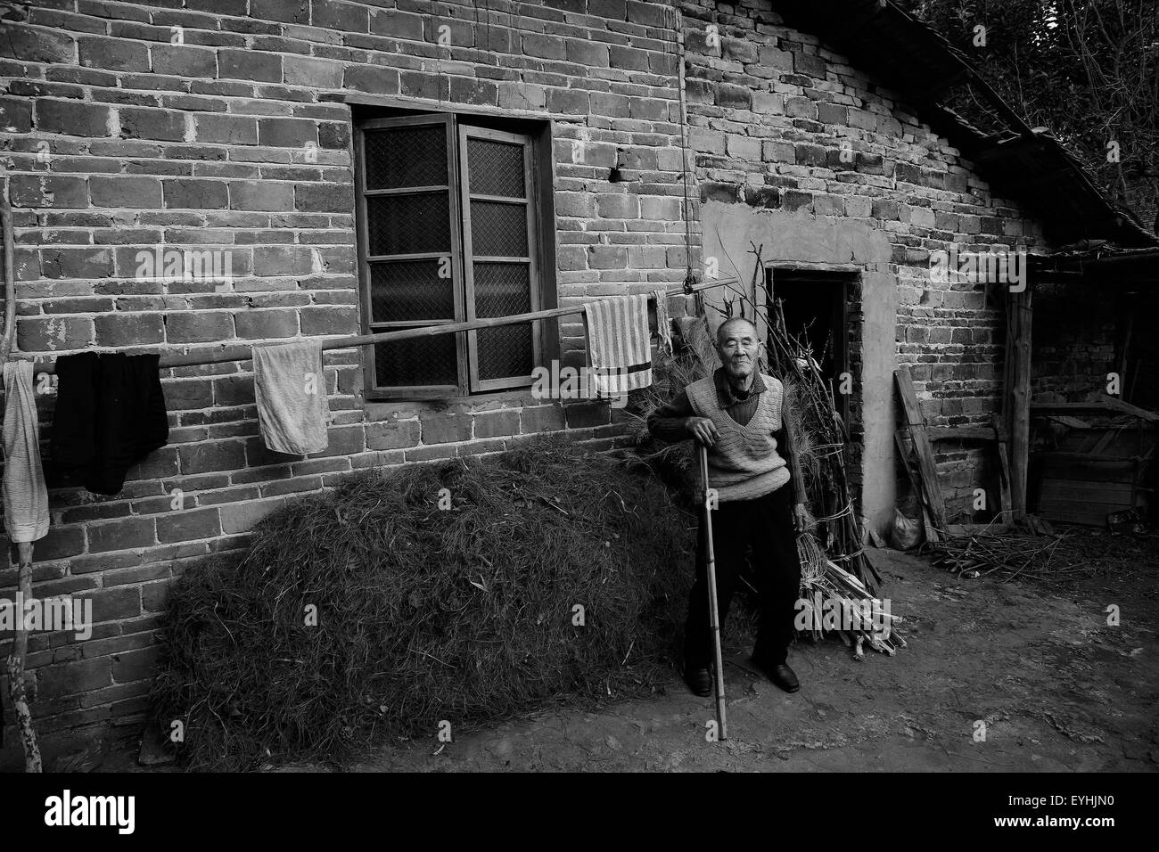 Gen. 4, 2014 - CHN - Cina - 4 Gennaio 2014: (solo uso editoriale. Cina OUT)(PREZZO MINIMO: 100 USD) Hou Luqing: maschio, nato nel 1923,e ora vive in Yongzhou Hunan.Hou sostituito il suo figlio a combattere in aprile 1942 e assegnato come soldato di comunicazione nel terzo 28896Division 5 Corp rivoluzione nazionale esercito. Egli si è recato in India nel 1943 e si aggiudica frequentare i foght direttamente come essi sono stati incaricati di mettere i fili alla frontiera. Essi sono andati a Nanjing per accettare la resa nel 1945. Ãˆ stato 70 anni dopo la Seconda Guerra Mondiale si è conclusa e il giappone si arrese senza condizioni il 15 agosto 1945, ma non Foto Stock
