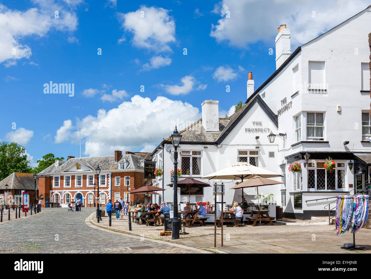 La prospettiva pub con la storica Custom House dietro, Quay, Exeter Devon, Inghilterra, Regno Unito Foto Stock