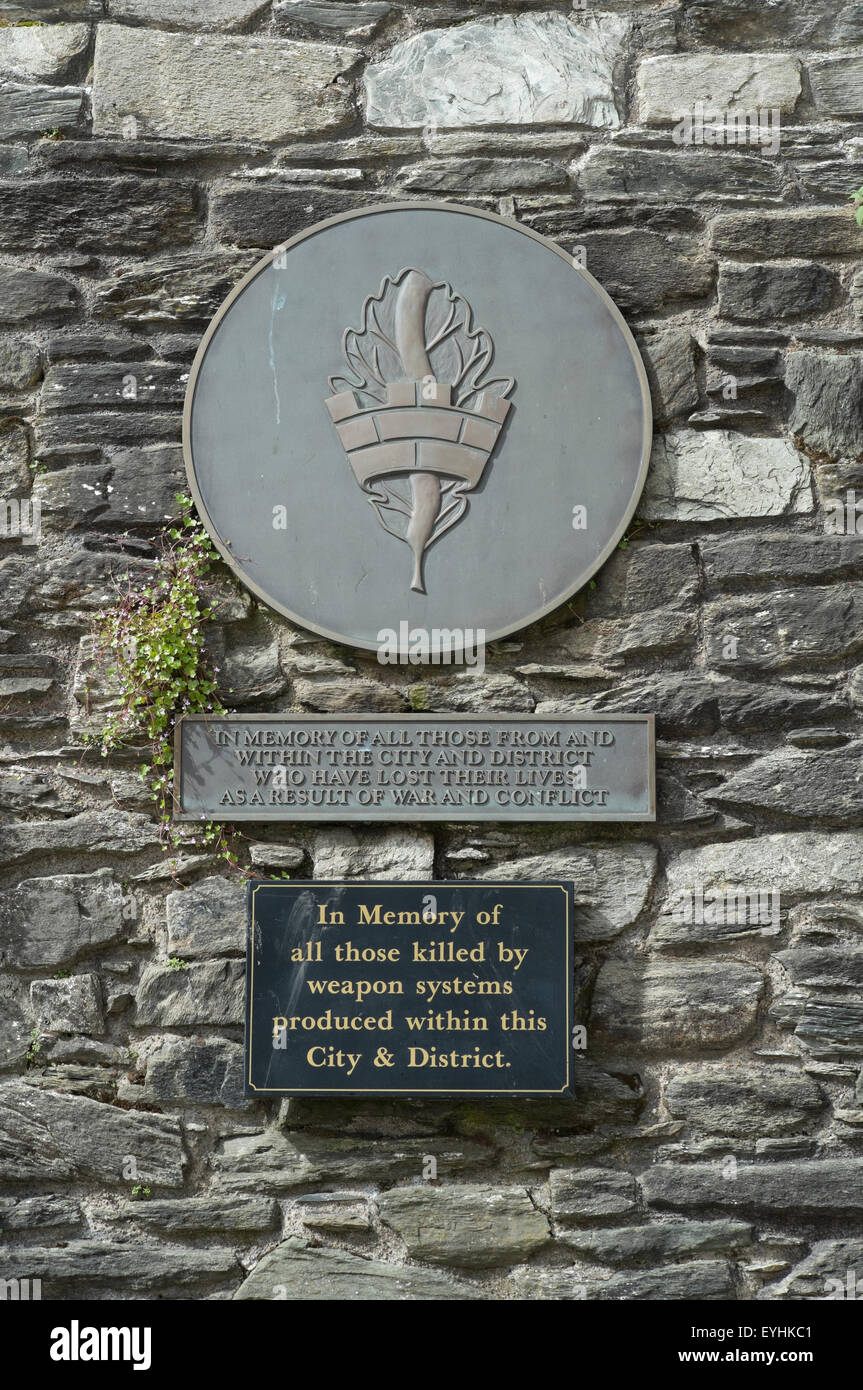 Placca a muro memorial sulle mura della città di coloro che sono morti in guerra e il conflitto in Derry Londonderry Irlanda del Nord Foto Stock