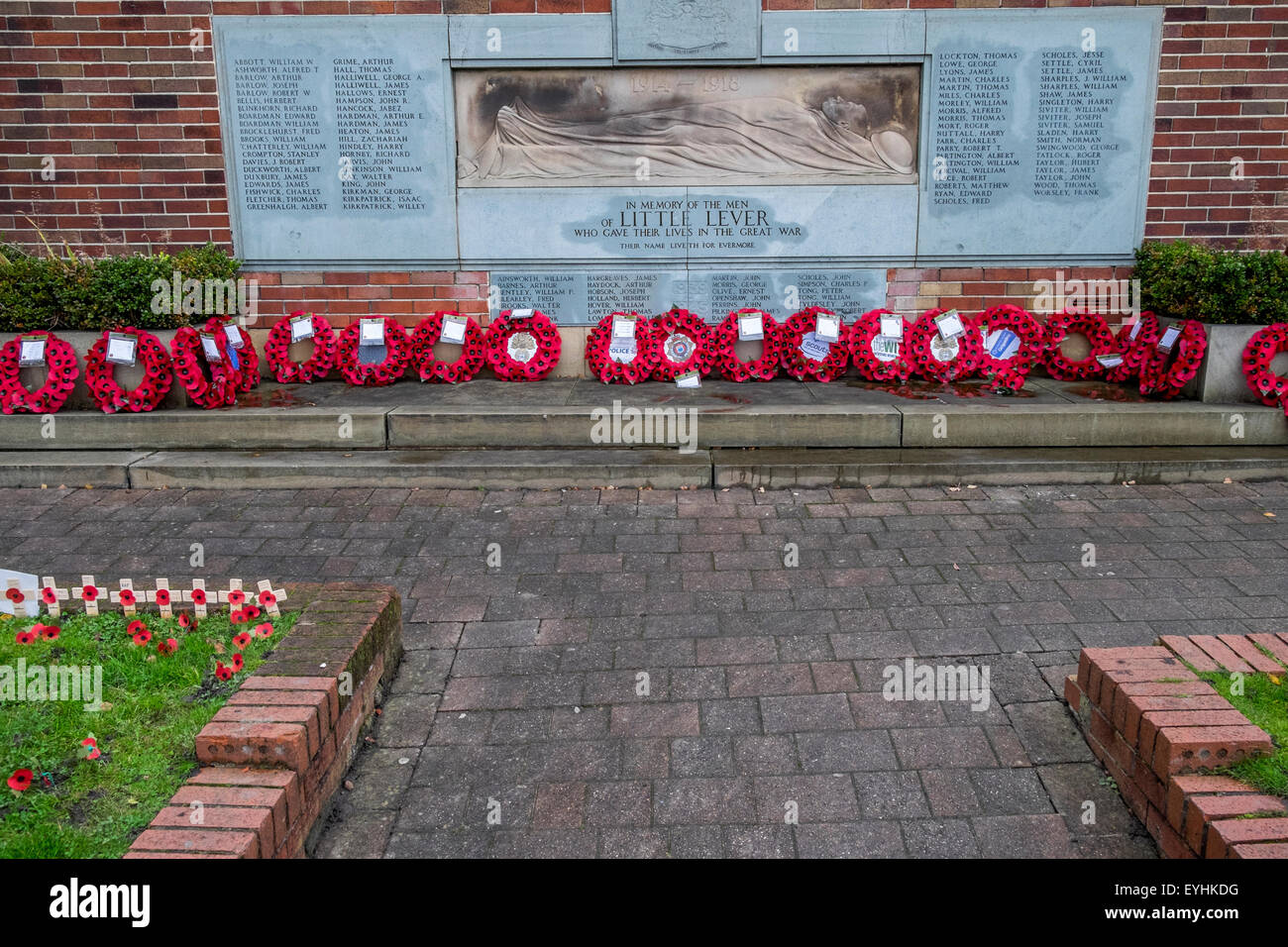 Monumento ai caduti in guerra con papavero rosso ghirlande e piccole croci celebra il grande e per il bene di WW1 e WW2 e recenti conflitti. Foto Stock