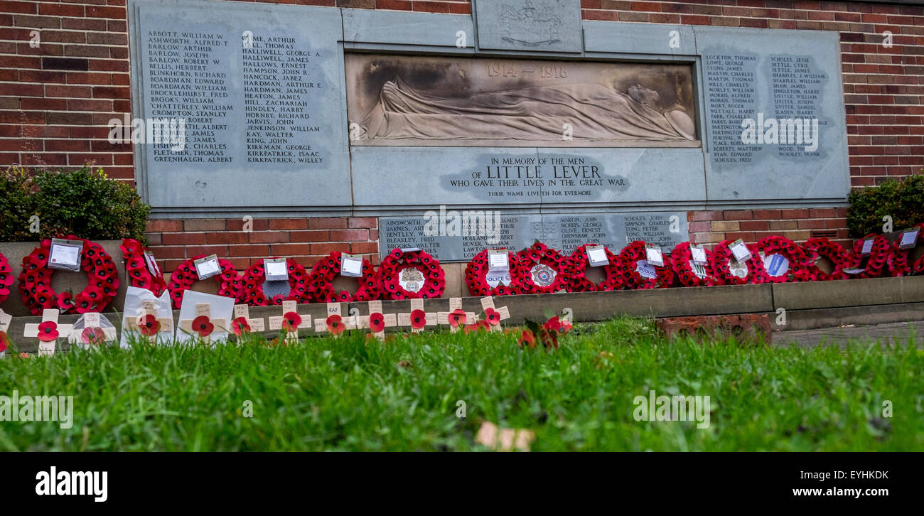 Monumento ai caduti in guerra con papavero rosso ghirlande e piccole croci celebra il grande e per il bene di WW1 e WW2 e recenti conflitti. Foto Stock