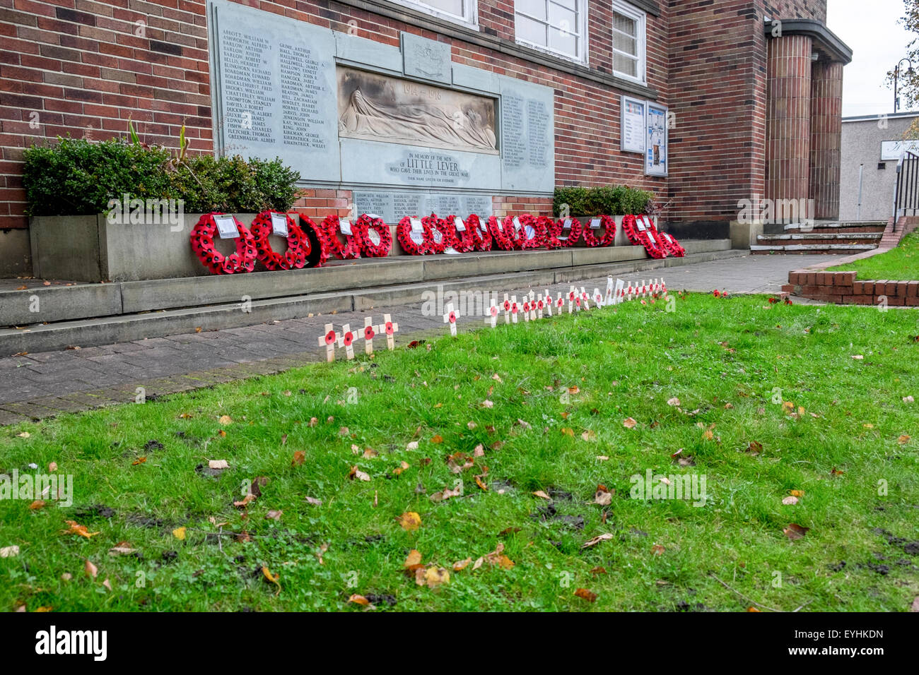 Monumento ai caduti in guerra con papavero rosso ghirlande e piccole croci celebra il grande e per il bene di WW1 e WW2 e recenti conflitti. Foto Stock