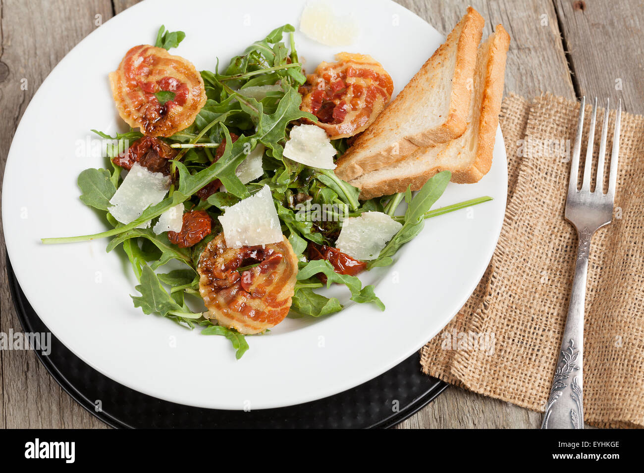 Insalata con pancetta, parmigiano chesse e pomodori secchi. Foto Stock