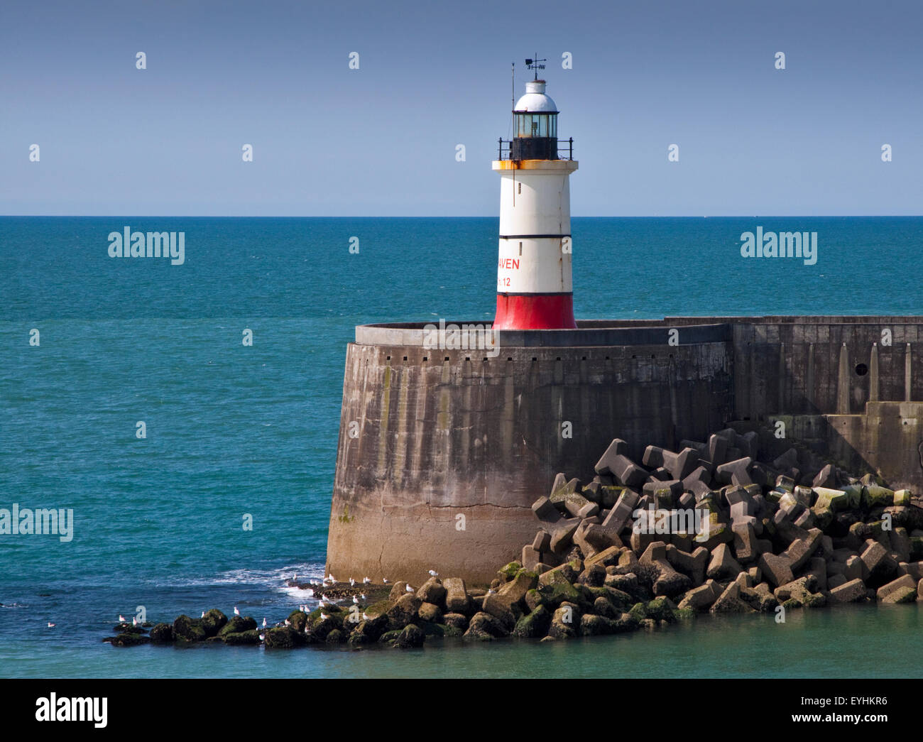 Faro e parete del Porto, porto di Newhaven, East Sussex, Inghilterra Foto Stock