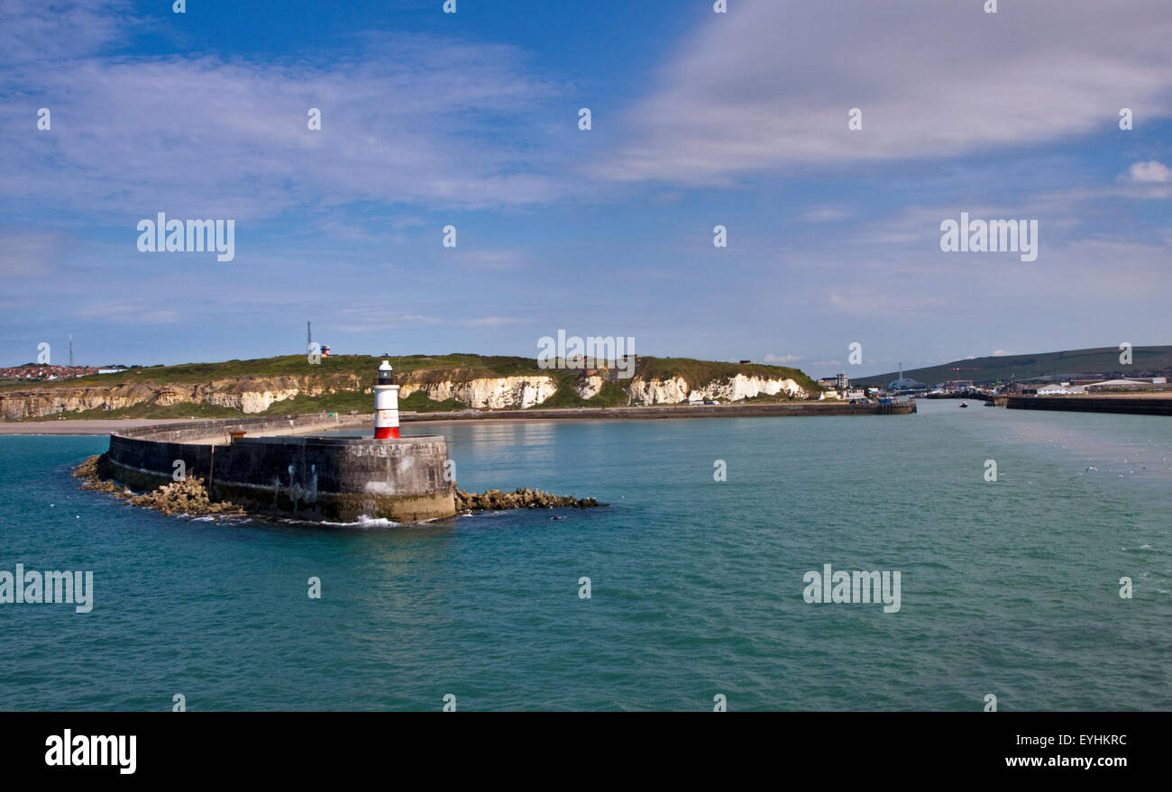 Faro e parete del Porto, porto di Newhaven, East Sussex, Inghilterra Foto Stock