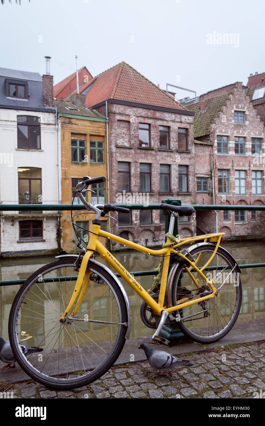 In bicicletta in città vecchia canal, Gent Foto Stock