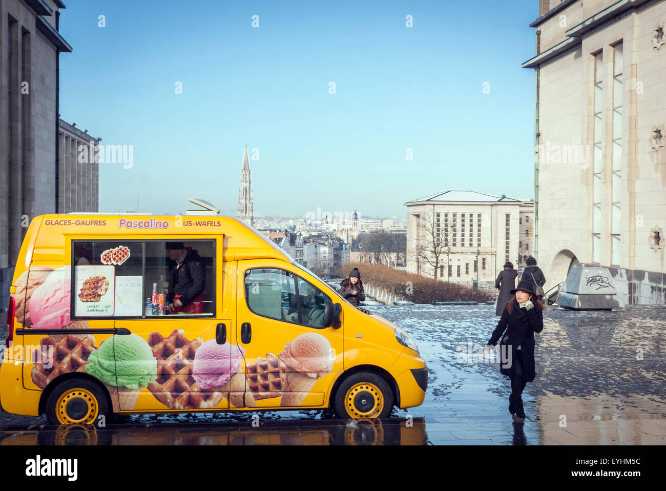 Waffle venditore ambulante nel giardino del Mont des Arts nella Città Alta di Bruxelles, Belgio. Foto Stock