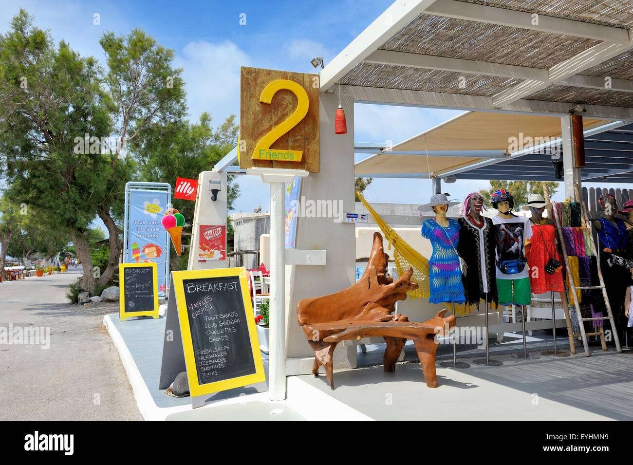 2 amici fashion shop accanto ad una colazione cafe Perissa Santorini Grecia Foto Stock