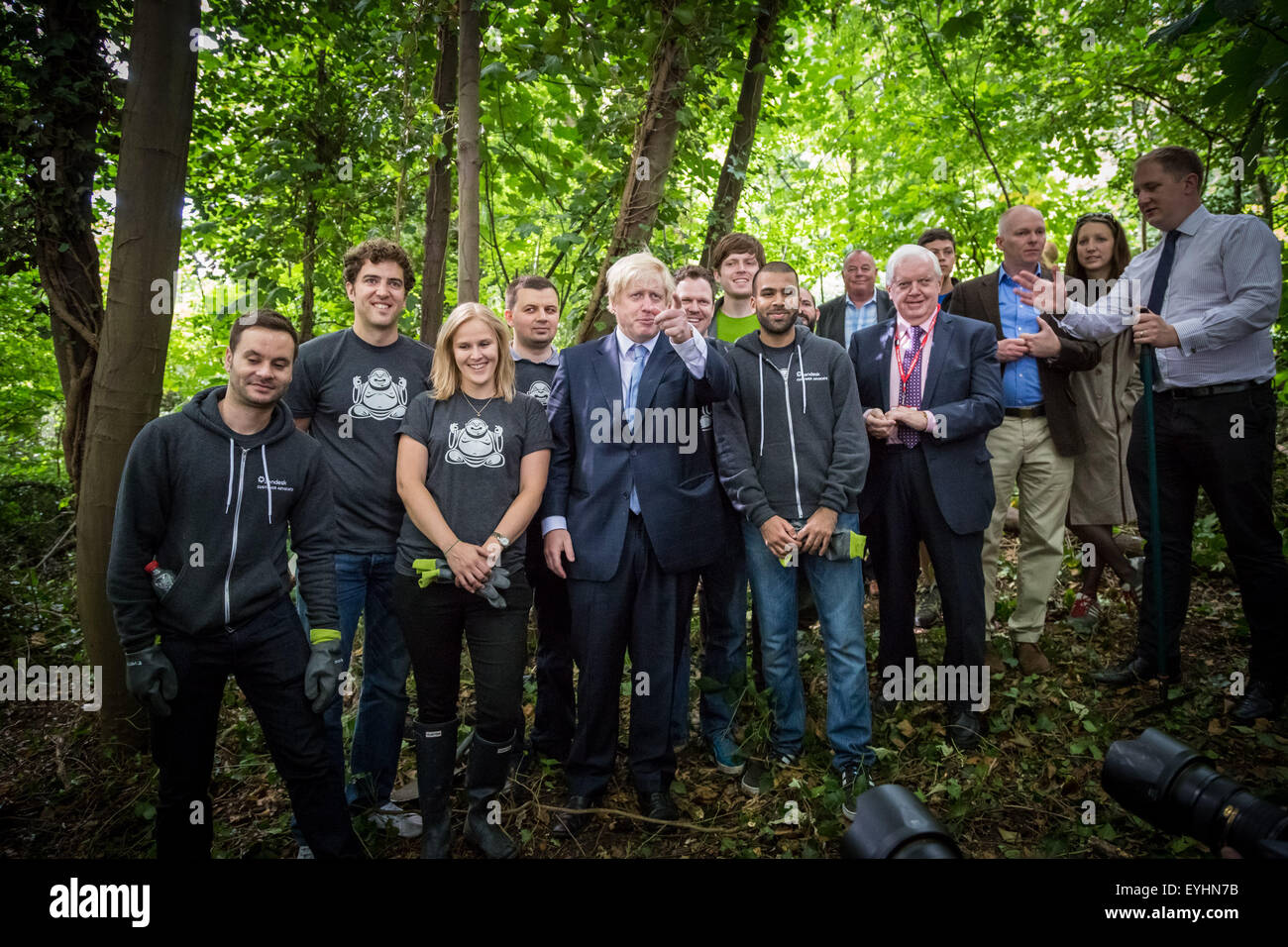 Londra, Regno Unito. Il 30 luglio, 2015. Il sindaco Boris Johnson visiti new kids' Adventure Centre in Shooters Hill come Team Londra hits 100.000 volontari Credito: Guy Corbishley/Alamy Live News Foto Stock