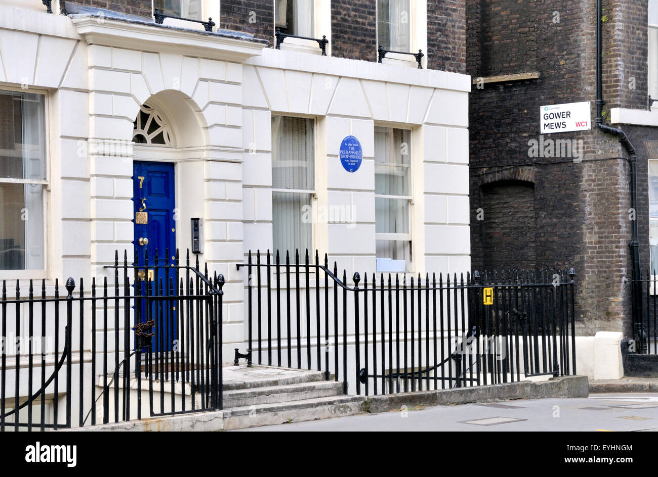 Londra, Inghilterra, Regno Unito. 7 Gower Street, Camden, WC1. Targa blu afferma che "In questa casa il pre-RAPHAELITE fraternità è stata fondata' Foto Stock