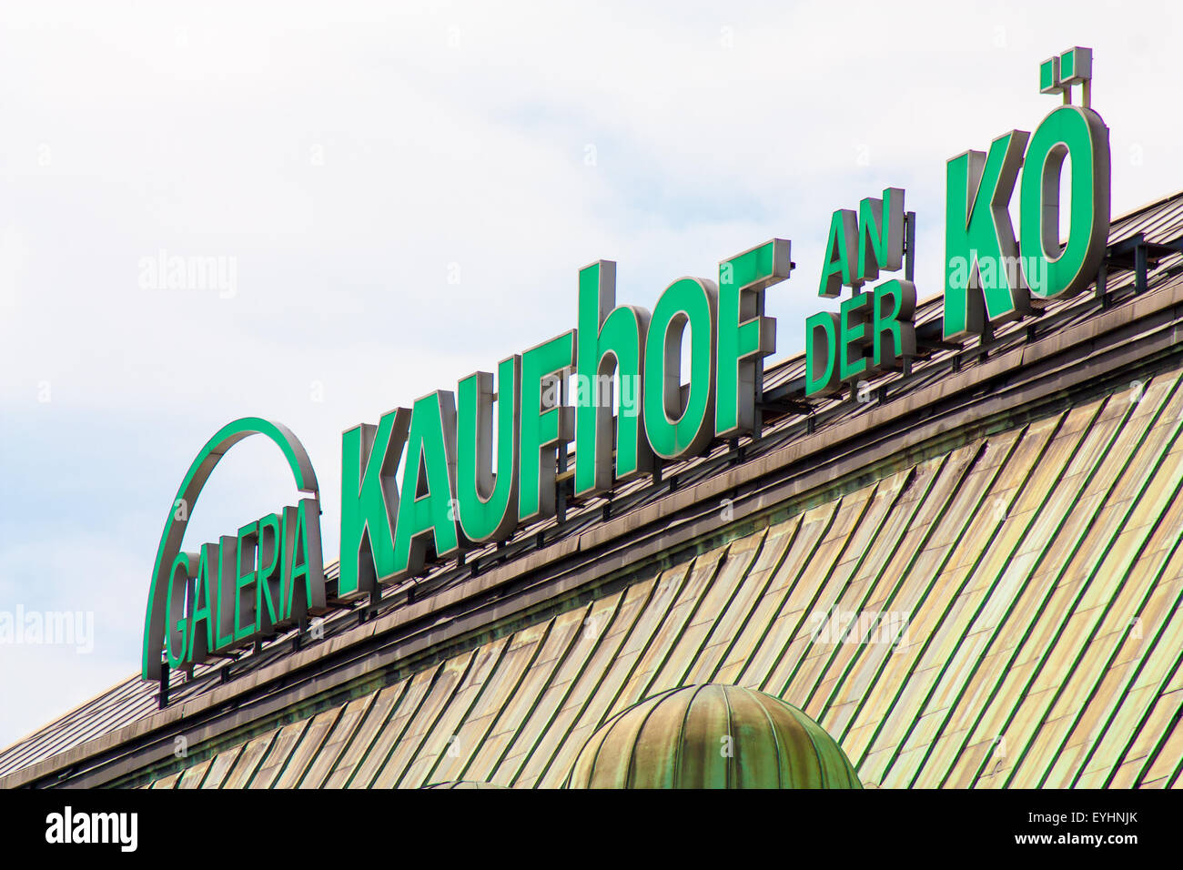 Segno del negozio di Galeria Kaufhof a Königsallee a Dusseldorf Foto Stock