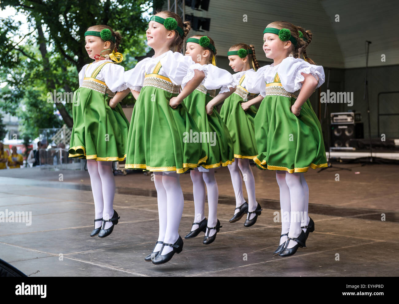 Danza bambini in costumi nazionali a la Nazionale Lettone e canzone Dance  Festival Foto stock - Alamy