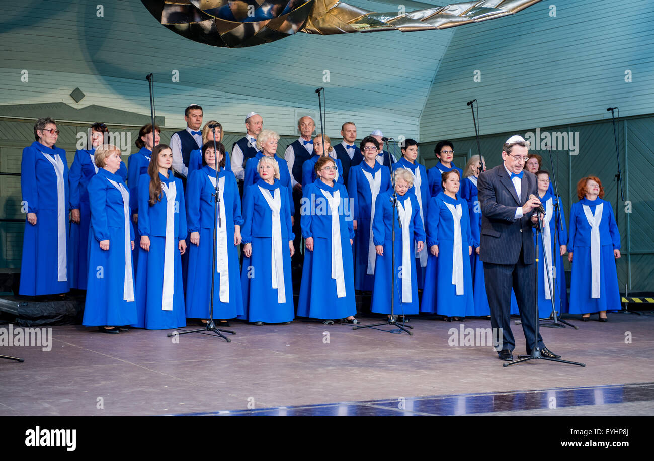 Il canto di persone in costumi nazionali a la Nazionale Lettone e canzone Dance Festival Foto Stock