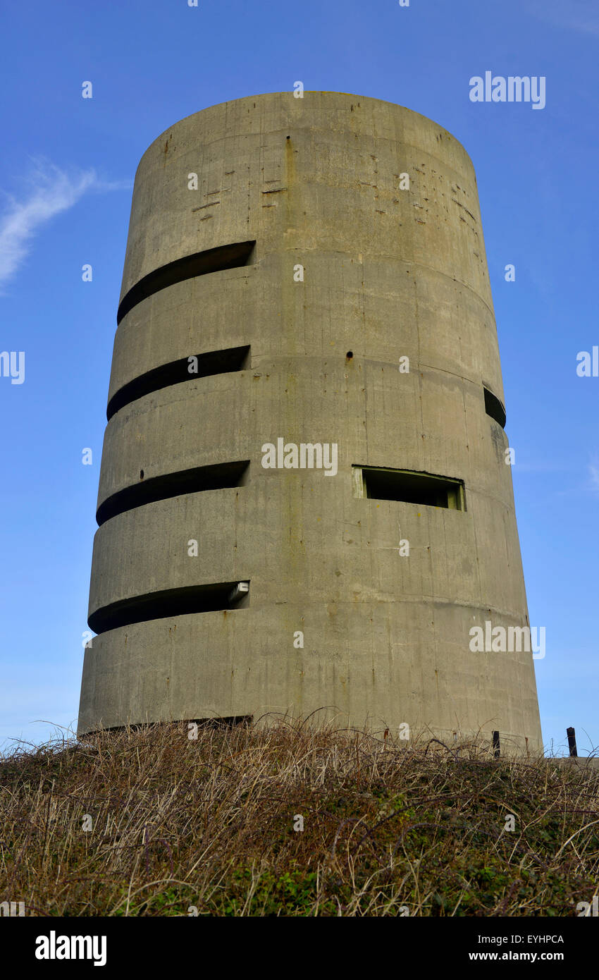 Fort Saumarez, torre martello con torre di osservazione tedesca della seconda Guerra Mondiale a Saint Peter (Saint Pierre du Bois), Guernsey, Isole del canale. Foto Stock