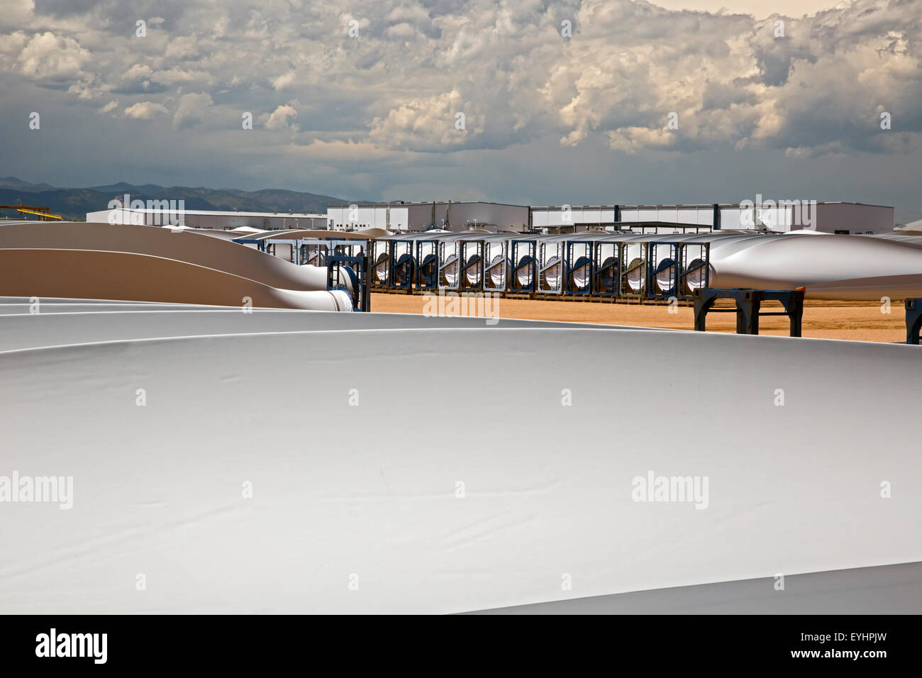 Windsor, Colorado - pale per turbine eoliche memorizzati al di fuori di Vestas Wind Systems fabbrica. Foto Stock