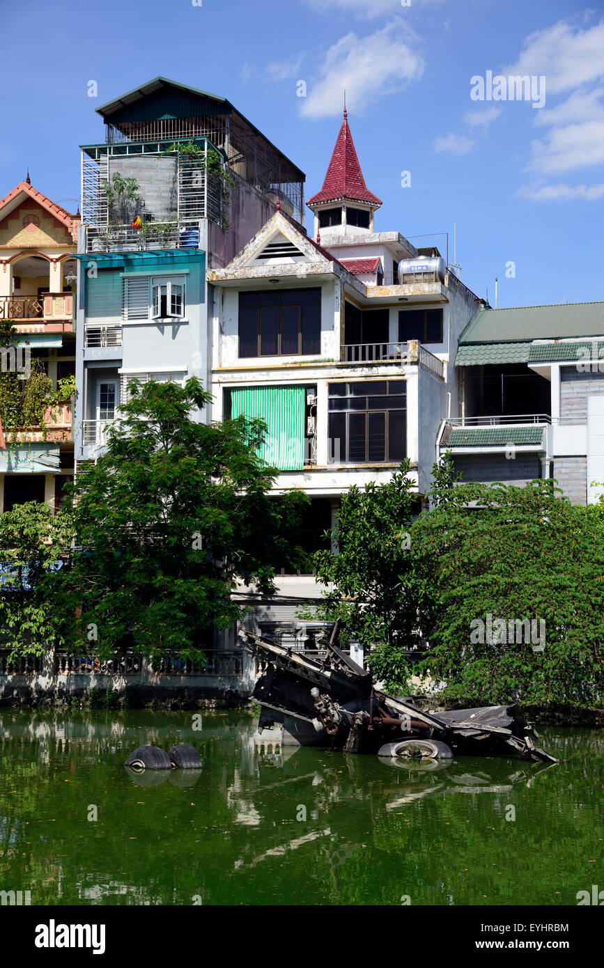 Il B52 il relitto del bombardiere in Huu Tiep lago, Hanoi, Vietnam. Foto Stock