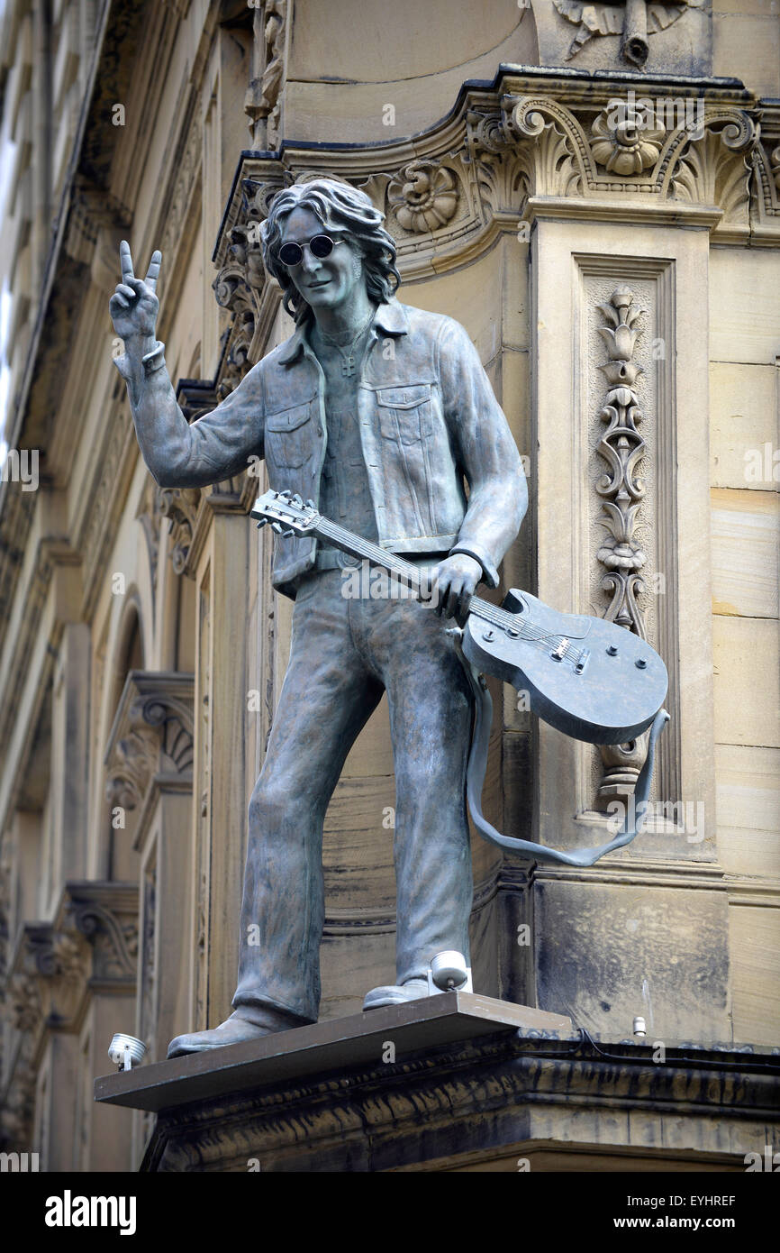 Statua di John Lennon sulla parte esterna della dura giornata di notte L'Hotel. La città di Liverpool, Gran Bretagna, Regno Unito Foto Stock