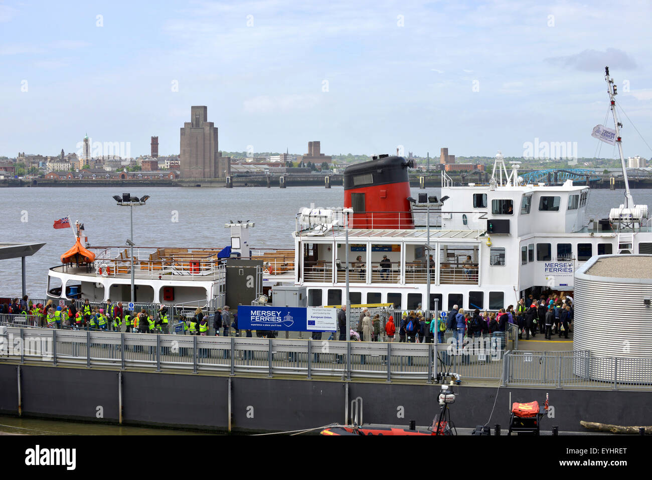 I passeggeri di salire a bordo del traghetto Mersey viaggio in barca, la città di Liverpool, Gran Bretagna, Regno Unito Foto Stock