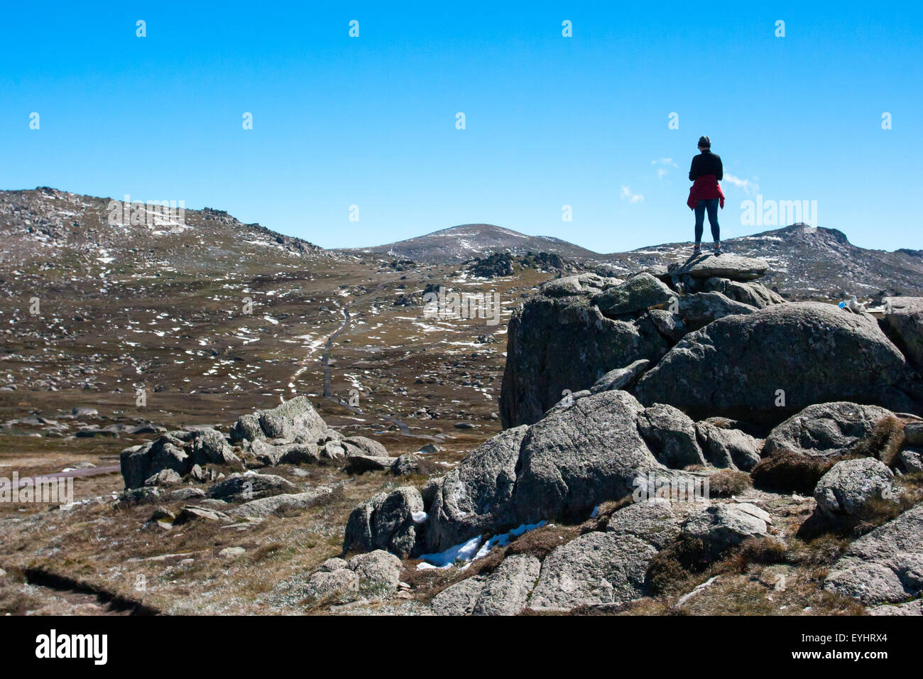 Una spettacolare vista su tutta la valle di Kosciuszko a piedi al vertice di Thredo guardando verso il Monte Kosciusko, nella neve Foto Stock