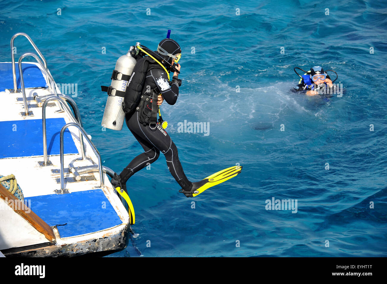 Sub In Mar Rosso, Sinai, Egitto, diver entra in acqua Foto Stock