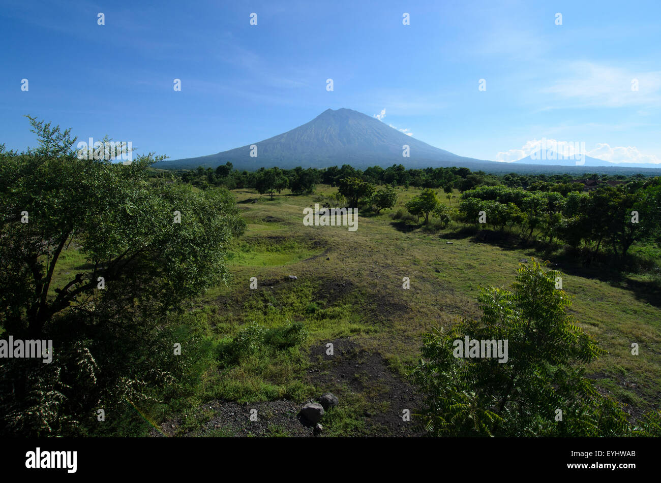 Scenario paesaggistico di NE Bali con il monte vulcano Agung in primo piano e Mt vulcano Batur in background, Tulamben, Bali Foto Stock