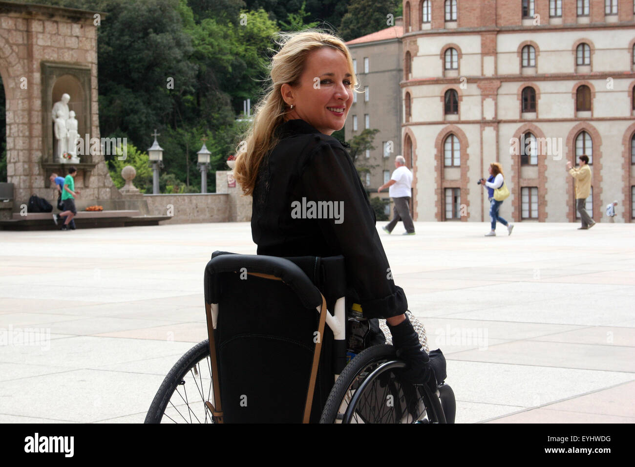 Donna che utilizza una sedia a rotelle all Abbazia di Montserrat Foto Stock