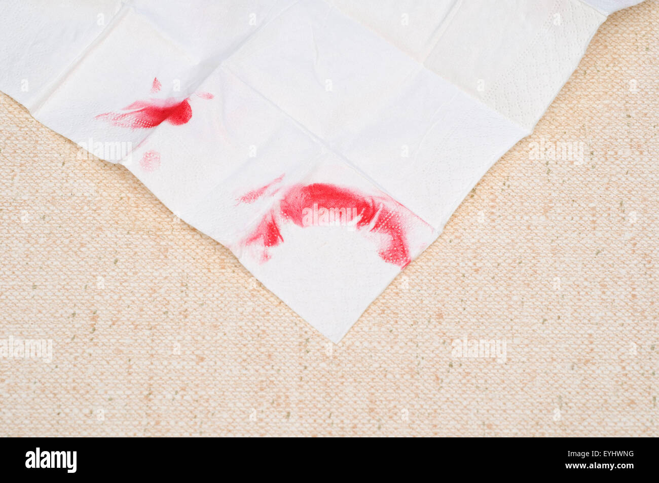 Marchio di rossetto su un tovagliolo / fazzoletto Foto Stock