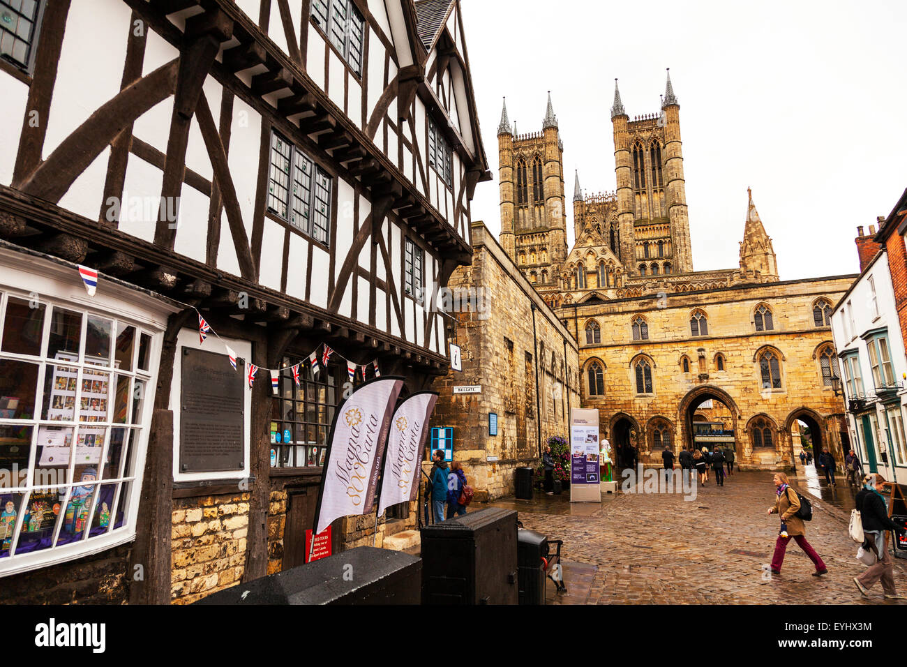 Cattedrale di Lincoln da Castle Hill Lincoln City Lincolnshire UK Inghilterra Leigh Pemberton House a Tudor semi-edificio con travi di legno Foto Stock