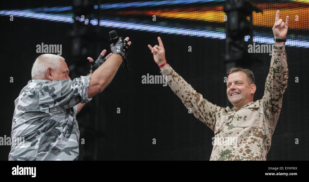 Wacken, Germania. Il 30 luglio, 2015. Udo DirkschNeider (L), cantante con la banda U.D.O, sul palco con i membri delle forze armate di una banda militare al Wacken Open Air Festival in Wacken, Germania, 30 luglio 2015. Foto: Axel HEIMKEN/DPA/Alamy Live News Foto Stock