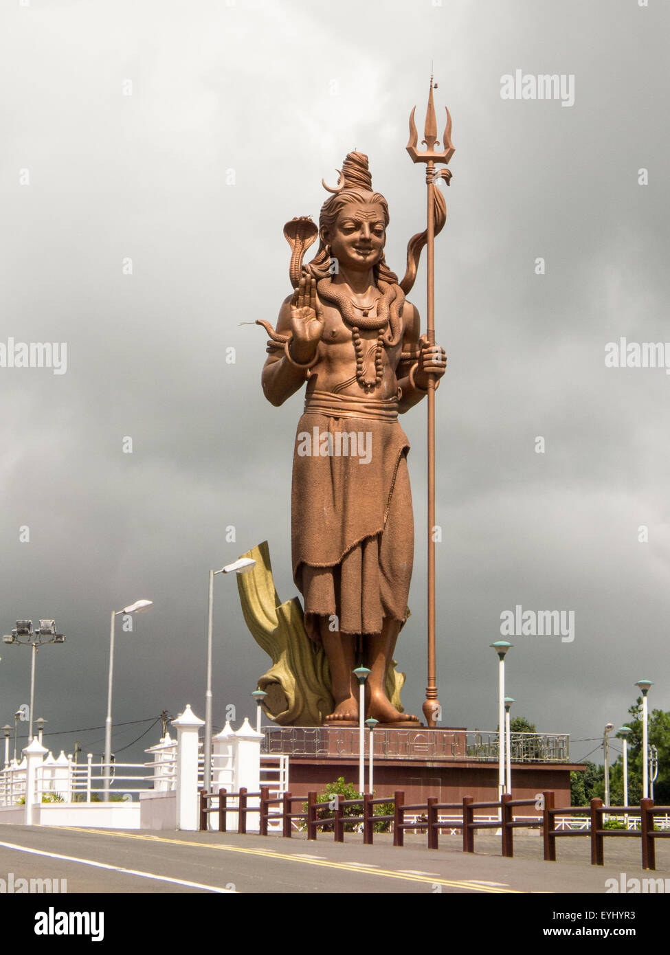 Maurizio. Immagine grande di Mangal Mahadev - Shiva Statua di Ganga Talao da via dei pellegrini. La statua è di 33 metri di altezza. Foto Stock